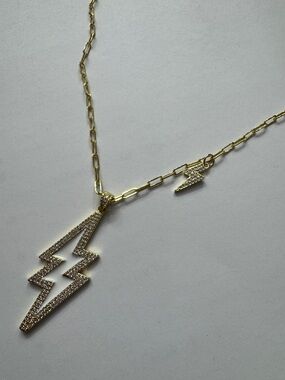 GOLD-TONE LINK CHAIN NECKLACE WITH A LIGHTNING BOLT PENDANT